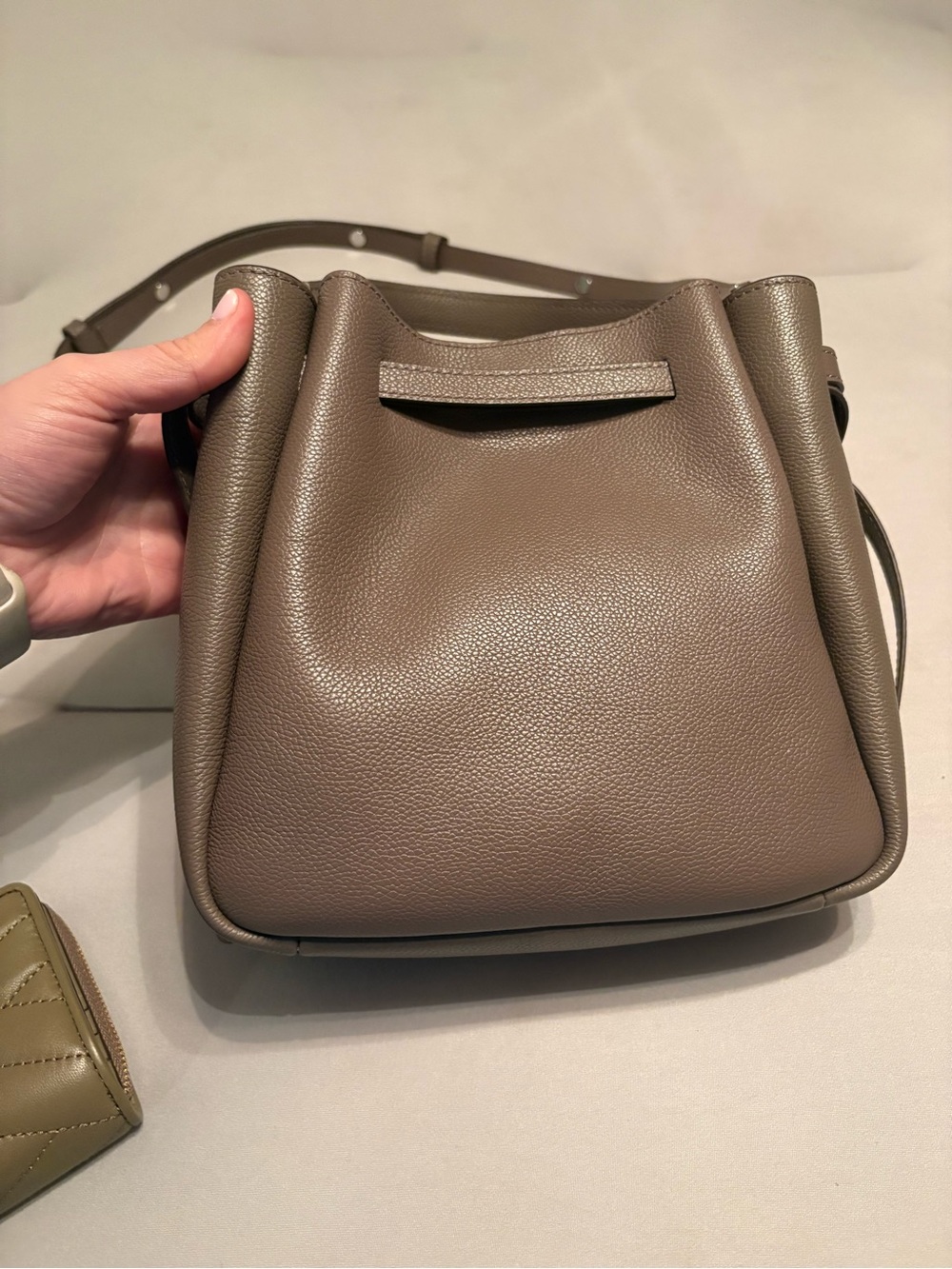 Tory Burch Romy Pebbled Leather Bucket Bag - Picture 4 of 9